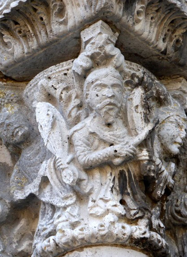 Chapiteau du portail d'entrée de la basilique St Pierre-St Paul, XIIème.