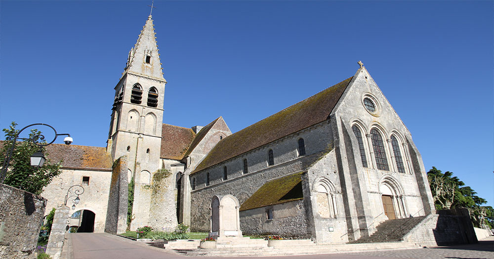 Eglise abbatiale Saint-Pierre Saintt-Paul, XII ème sur fondations carolingiennes, et haut de flèche XV ème.